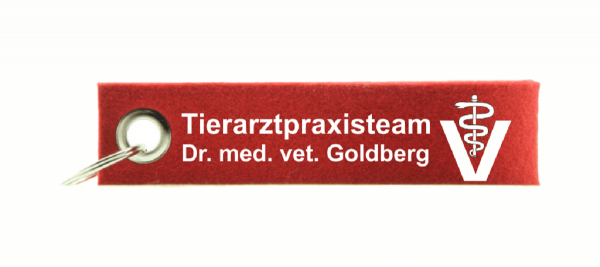 Wollfilz Schlüsselanhänger Rot vorne mit weißer Aufschrift und Tierarztlogo